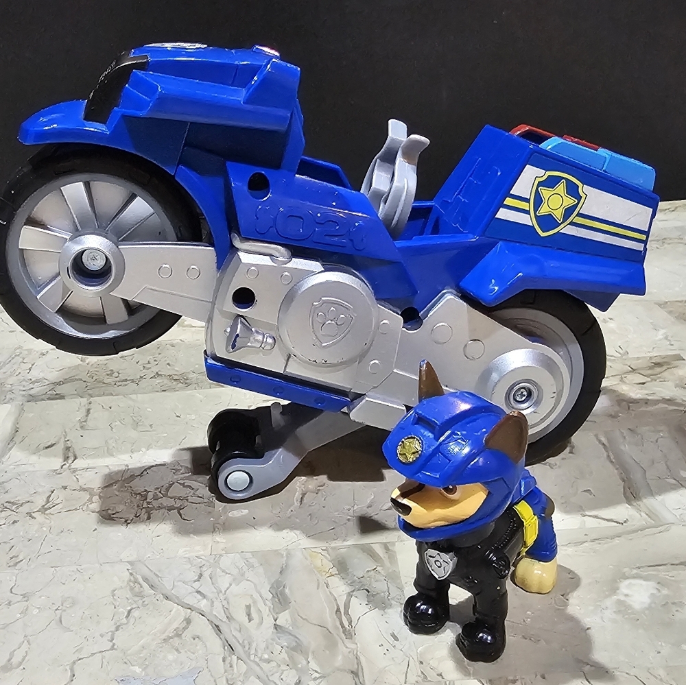 Paw Patrol Moto Pups HQ playset with exclusive Chase